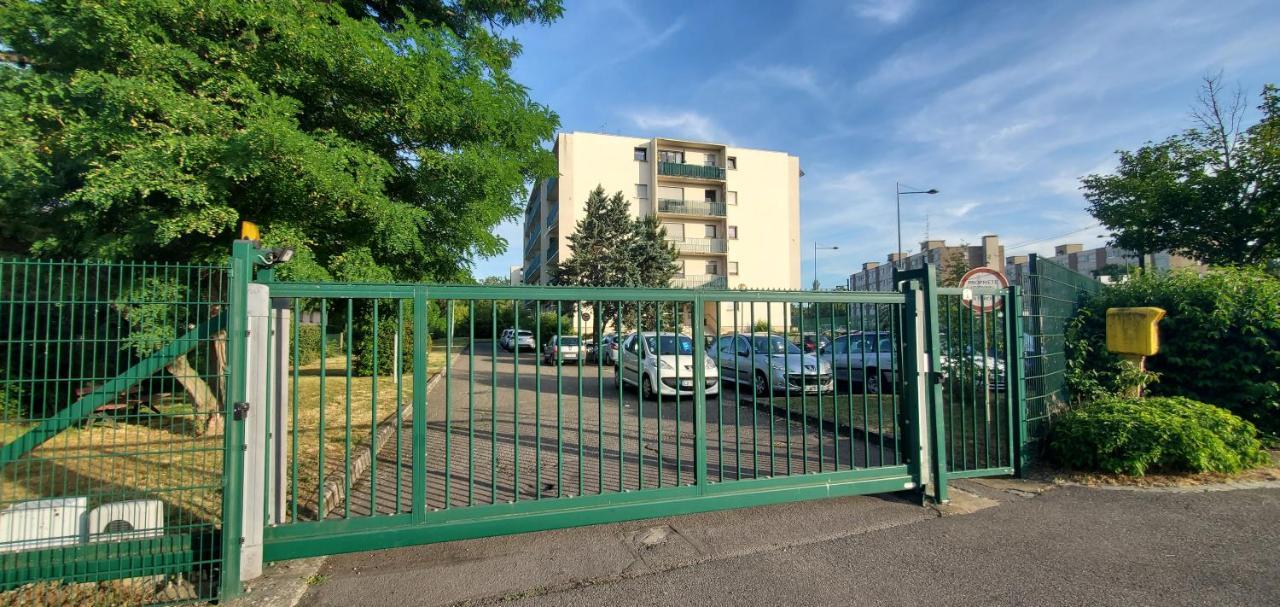 Apartamento Lumineux 1 pièce avec parking fermé et arrêt de tram à 100 m Mulhouse Exterior foto